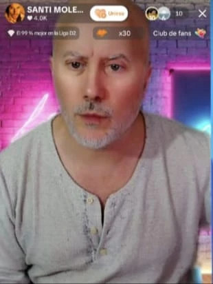 Santi Molezún en un directo de Tiktok 2025. Ver más.